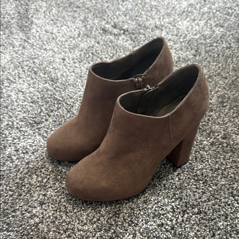 Elegant Brown Women's Ankle Boots- Nine West
